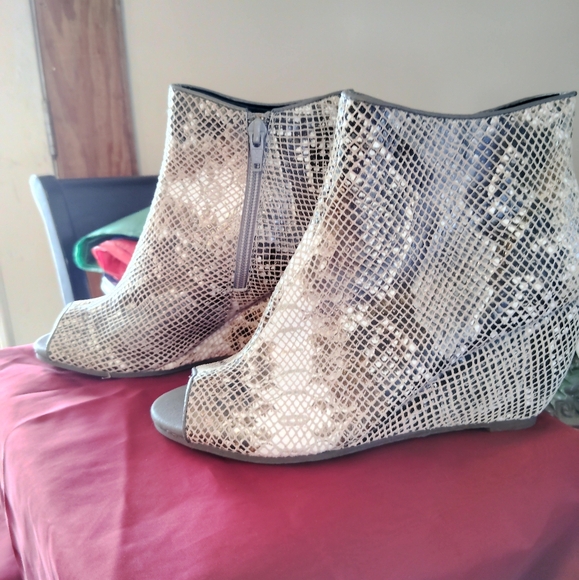 Women's Silver Snake Print Ankle Boots - Picture 1 of 4